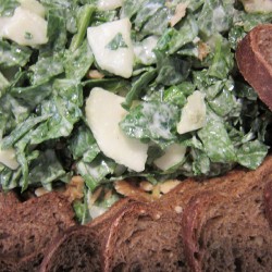 Salat mit Brot, Birnen und Spinat