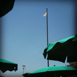 Sonnenschirm und weiße Flagge