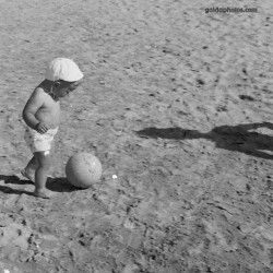 Kind, Fußball, Strand, 1950er
