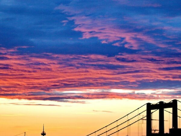 Abendhimmel mit Brücke über Balkonien